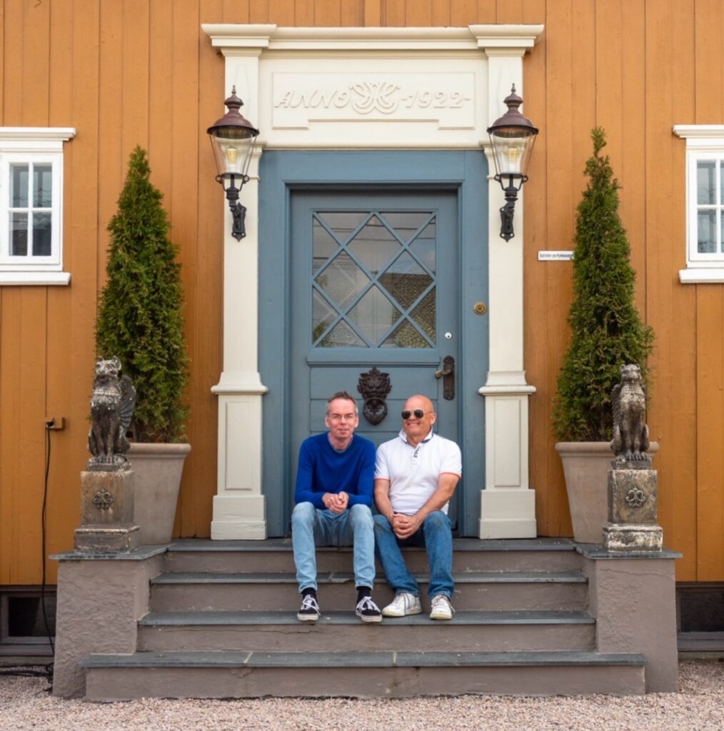 Yngve og Ronald på trappen foran villaen i Greåkerveien 149