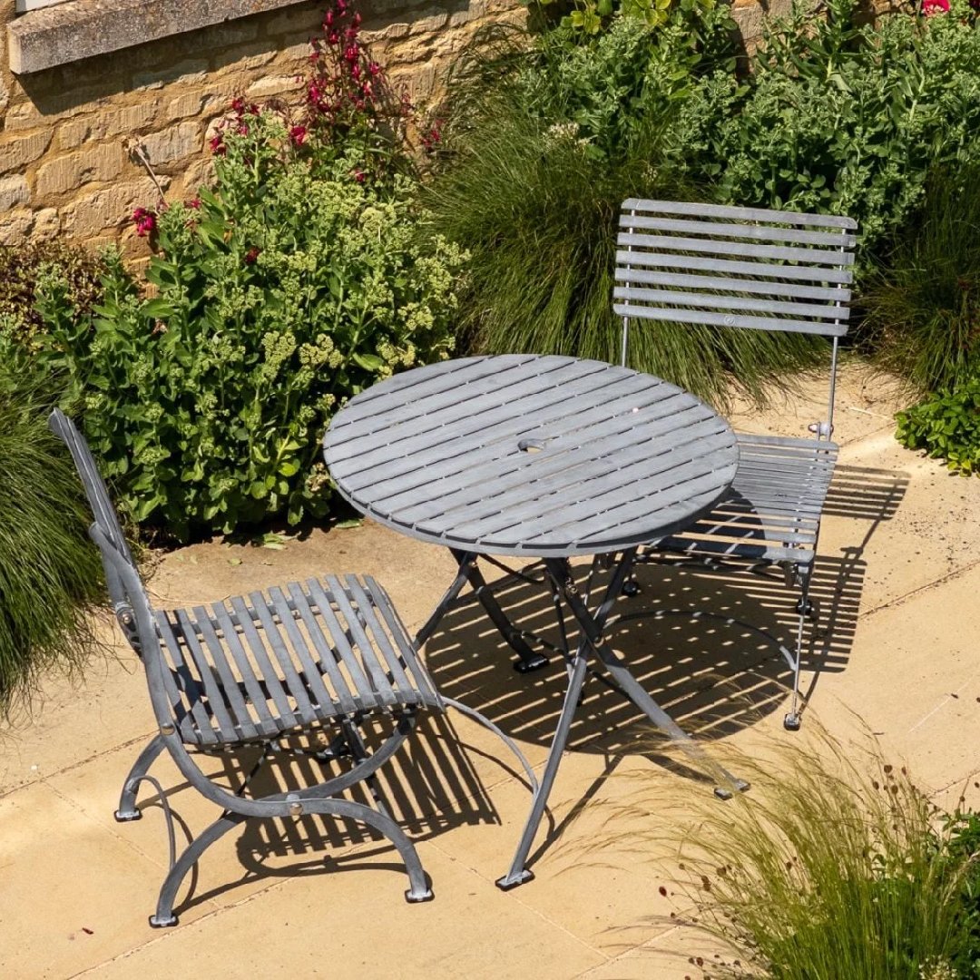 Darsham Bistro Bord med 2 Stoler – Hånd-Etset Finish (Style A)